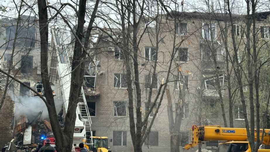 В Кривом Роге произошел обвал в поврежденном ракетой доме (ВИДЕО)