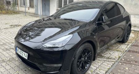 В автомобілі Tesla біля ТРЦ "Караван" помітили незвичайний спосіб клімат-контролю (ФОТО)