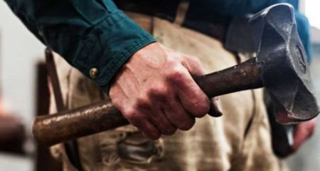 Кривавий конфлікт у Першотравенську: у запалі сварки чоловік вдарив опонента молотком