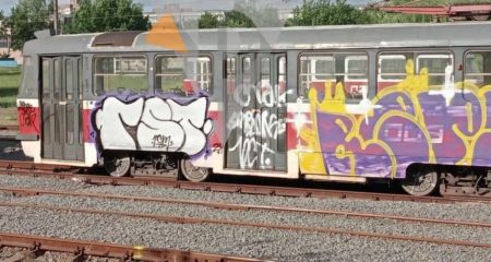 Вандалы в Кривом Роге разрисовали граффити вагоны скоростного трамвая (ФОТО)