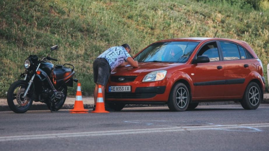 ДТП в Днепре: на Космической столкнулись Kia и мотоциклист, есть пострадавшие (ФОТО)