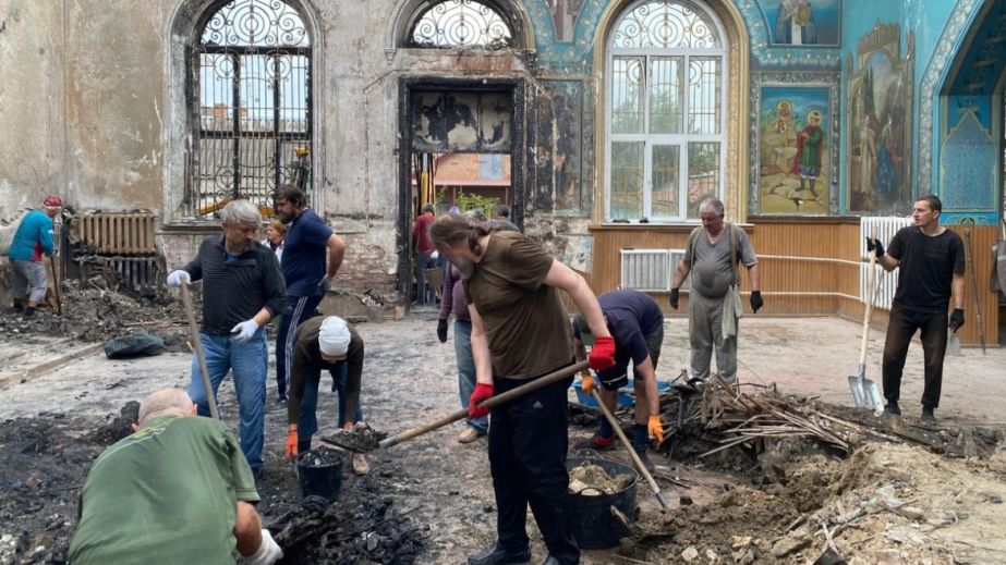 У Нікополі розібрали завали зруйнованого російським снарядом храму (ФОТО)