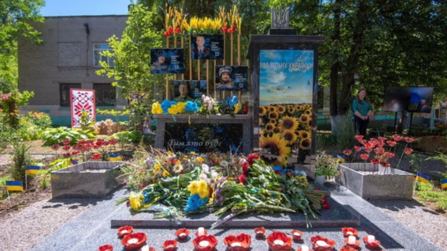 Память о героях: в Каменском открыли мемориал погибшим воинам
