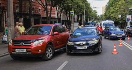 В Днепре на проспекте Науки столкнулись 4 автомобиля (ФОТО)