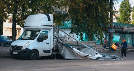 Від удару кузов впав на бік: у Дніпрі вантажівка зіткнулася з тролейбусом (ВІДЕО)