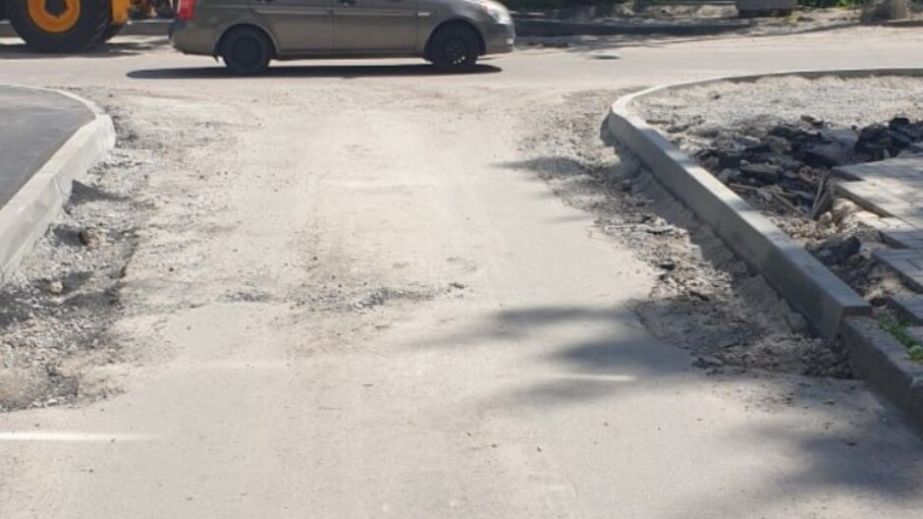 В Днепре на Соколе сузили два выезда из дворов, сделав невозможным разъезд авто
