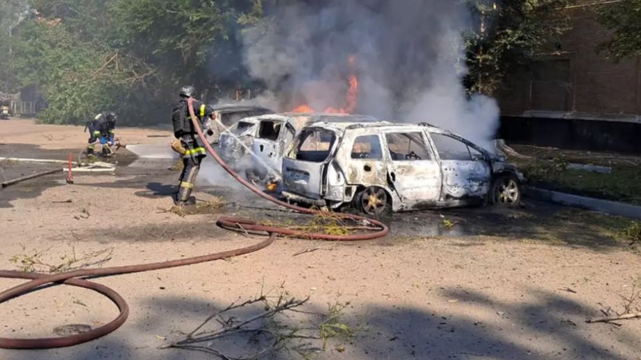 Вражеские обстрелы в Никополе привели к пожару на автостоянке (ФОТО)