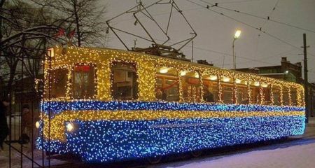 На Дніпропетровщині на маршрут вийшов перший "різдвяний" трамвай (ФОТО)