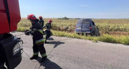 Від удару викинуло на узбіччя: ДТП із "перевертнем" на Дніпропетровщині (ФОТО)