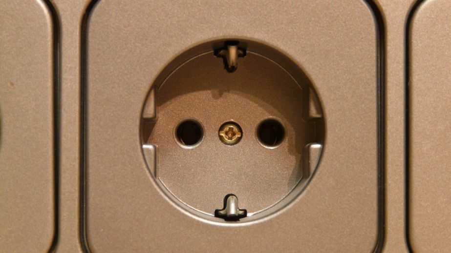 У Кривому Розі з розеток у багатоповерхівці тече вода (ВІДЕО)