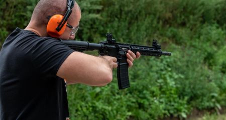 В Днепре мужчина стрелял с балкона многоэтажки по птицам (ВИДЕО)