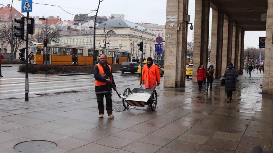 В Днепре планируют потратить почти 2 млн грн на уборку скверов и зеленых зон в двух районах города