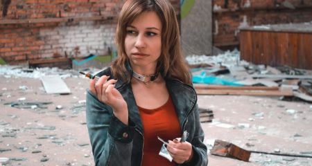 Здала себе сама: у Кривому Розі затримали 21-річну "закладчицю" наркотиків (ФОТО)