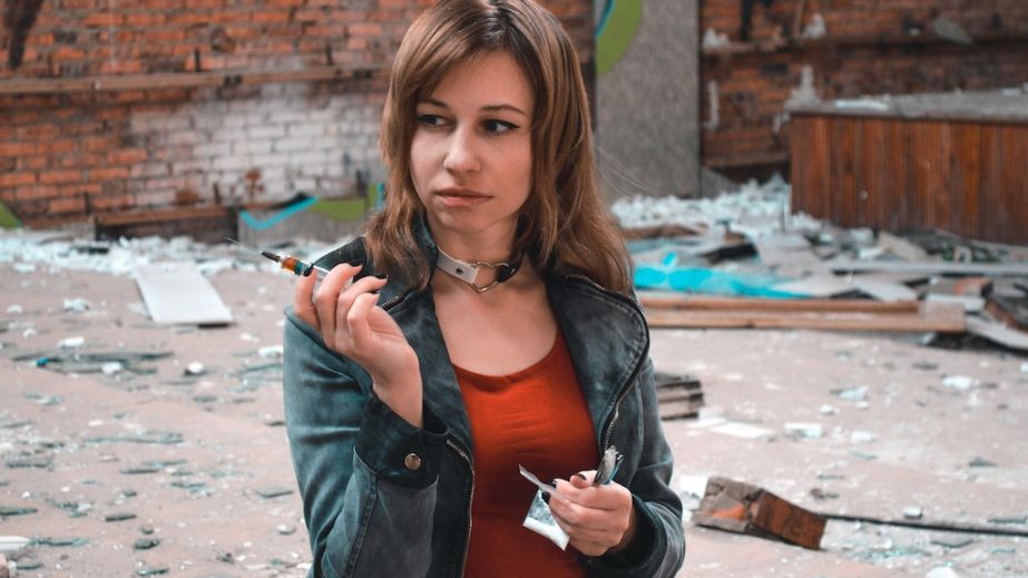 Здала себе сама: у Кривому Розі затримали 21-річну "закладчицю" наркотиків (ФОТО)