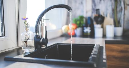 В одной из многоэтажек Приднепровска из кранов течет вода под напряжением (ФОТО)
