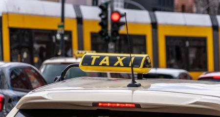 У Кривому Розі таксист вкрав у пасажира мобільний телефон