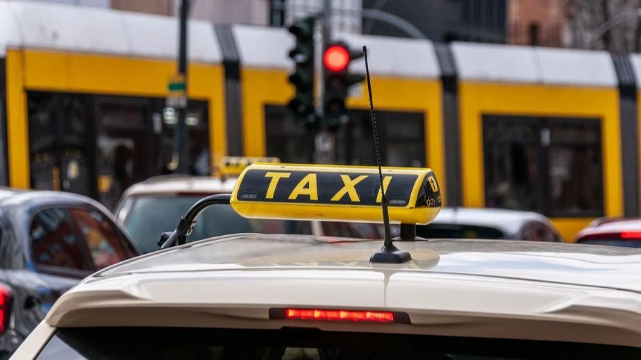 У Кривому Розі таксист вкрав у пасажира мобільний телефон