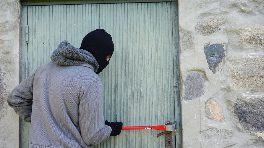 Знал, где лежат ключи: житель Каменского дважды обокрал предприятие в Днепровском районе (ФОТО)