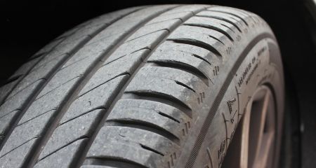 Мародери у Нікополі вкрали колеса з побитих ворогом автівок (ВІДЕО)