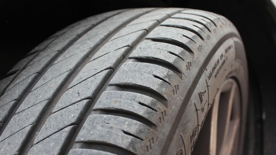 Мародери у Нікополі вкрали колеса з побитих ворогом автівок (ВІДЕО)