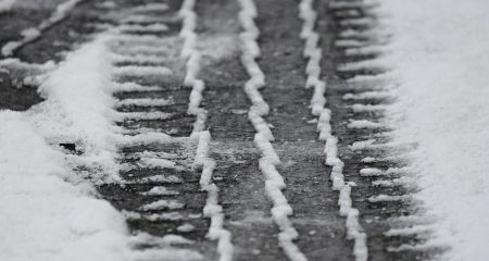 В Каменском легковушка вылетела в кювет и застряла между деревьями (ВИДЕО)