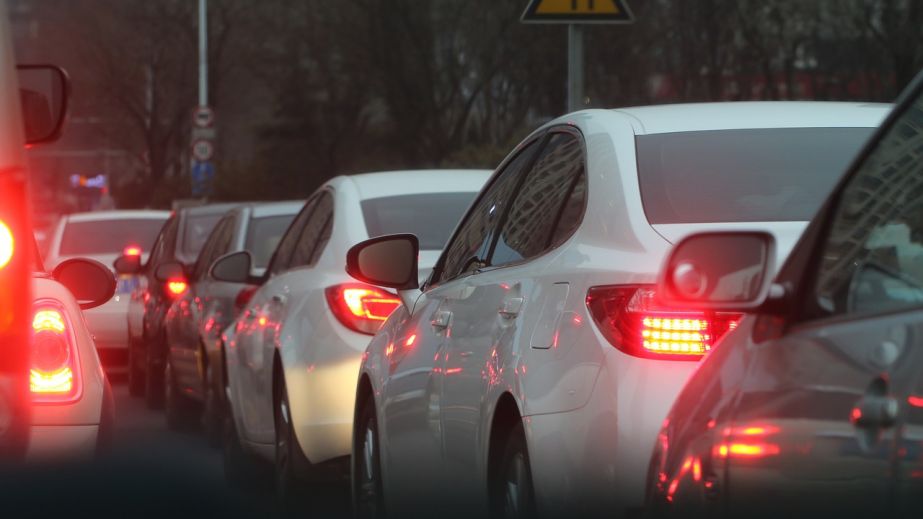 На лівому березі у Дніпрі утворився величезний затор через ДТП (ВІДЕО)