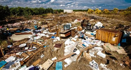 Стихійне сміттєзвалище утворилося на одній з вулиць правого берегу у Дніпрі (ФОТО)