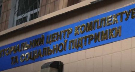 В Каменском обнаженный мужчина пришел под здание ТЦК (ВИДЕО)