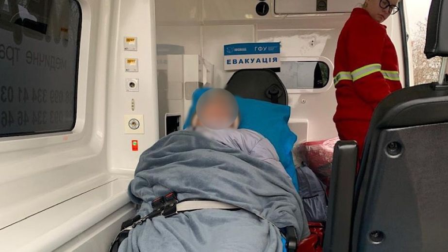 Не могла самостійно виїхати: з Нікополя евакуювали пенсіонерку, яка пережила два інсульти (ВІДЕО)