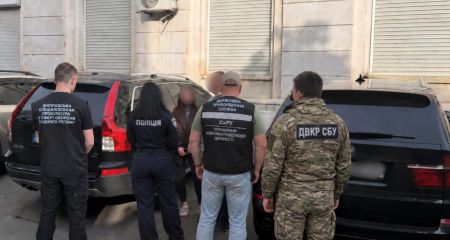 160 тысяч за бегство из страны: на Днепропетровщине накрыли организатора канала для уклонистов (ФОТО)