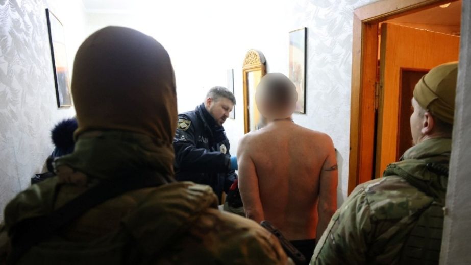 Пішов у СЗЧ, взяв матір у заручники та погрожував підірвати: у Дніпрі затримали сина-агресора (ФОТО, ВІДЕО)