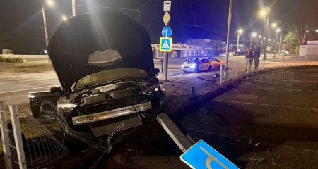 Летів набережною зі швидкістю 198 км/год: у Дніпрі водій зніс бетонний стовп та травмував пасажира (ФОТО)