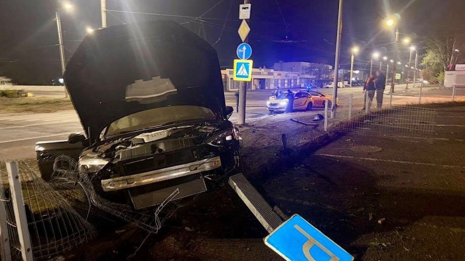 Летів набережною зі швидкістю 198 км/год: у Дніпрі водій зніс бетонний стовп та травмував пасажира (ФОТО)