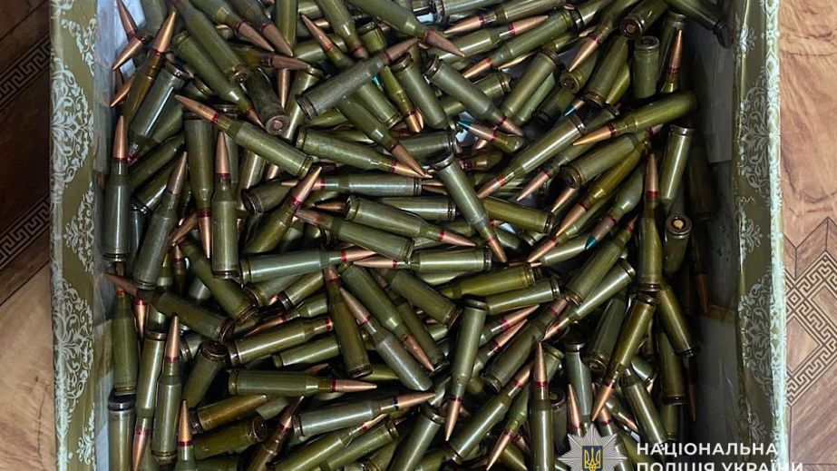 Незаконно зберігав автомат АК-12, майже 300 патронів, 8 гранат, 7 запалів та 12 магазинів