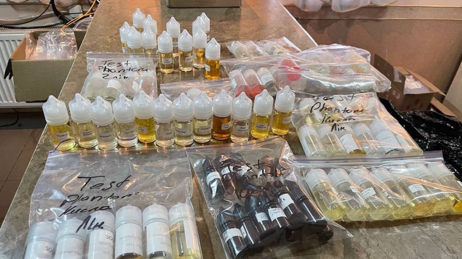 В Кривом Роге разоблачили подпольный цех по производству жидкостей для вейпов с доходом 1,5 млн грн ежемесячно (ФОТО)