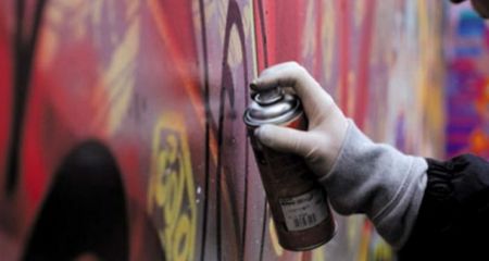 У Дніпрі водій "на гарячому" затримав підлітків, які обмальовували трамвай (ФОТО)