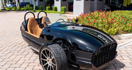В Днепре заметили очень редкий трехколесный автомобиль (ВИДЕО)