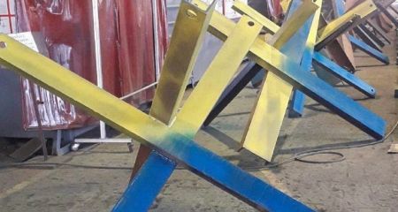 У Дніпрі розставили мініатюрні протитанкові їжаки (ФОТО)