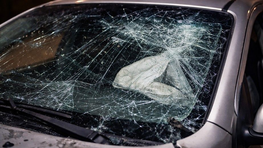 Пьяный водитель во время комендантского часа врезался в электроопору в Никополе