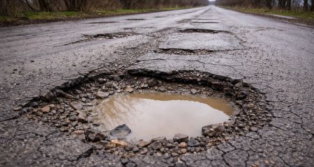 Коллективные жалобы из Синельниковщины: из-за ям на дороге транспортное сообщение под угрозой