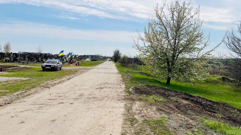 В городе на Днепропетровщине закупят 80 флагштоков для кладбища и закажут флаги