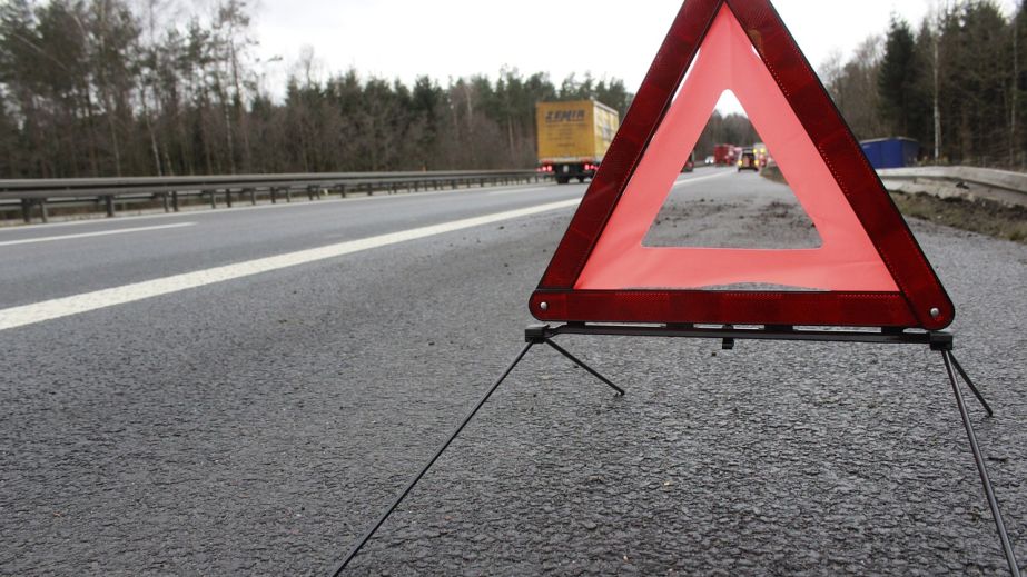 На Донецькому шосе у Дніпрі дорогу не поділили два легковики (ВІДЕО)