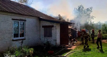 В Новомосковском районе пожарные не позволили сгореть жилому дому