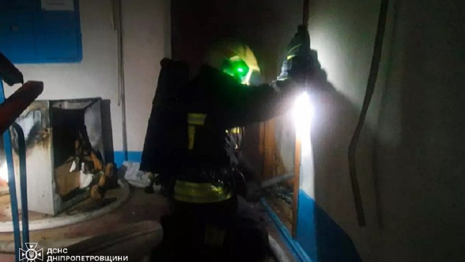 Появилось видео пожара в многоэтажке в Днепре, во время которого погиб мужчина (ВИДЕО)