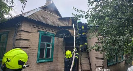 Встигли вчасно: на Дніпропетровщині вогнеборці гасили пожежу у будинку