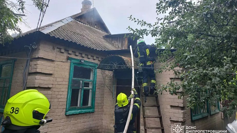 Встигли вчасно: на Дніпропетровщині вогнеборці гасили пожежу у будинку