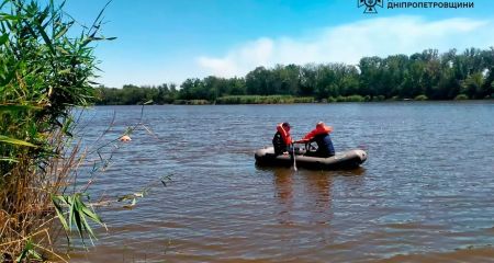 На Дніпропетровщині рятувальники дістали тіло чоловіка з водойми