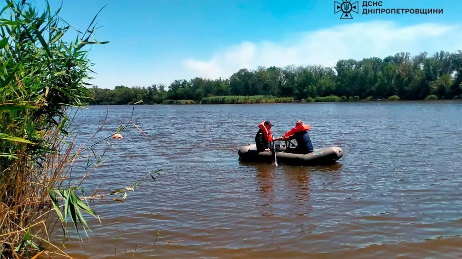 На Днепропетровщине спасатели достали тело мужчины из водоема