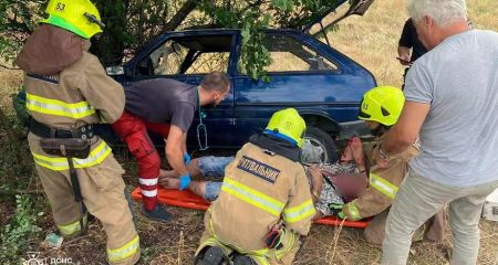 На Дніпропетровщині водій легковика не впорався з керуванням на трасі і врізався в дерево