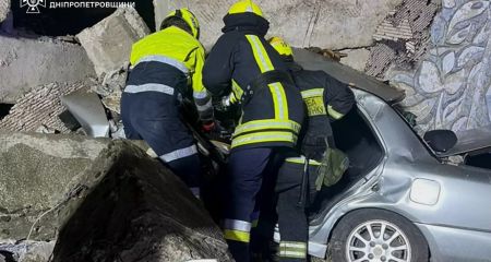 На Днепропетровщине произошло смертельное ДТП: автомобиль врезался в стелу (ФОТО)